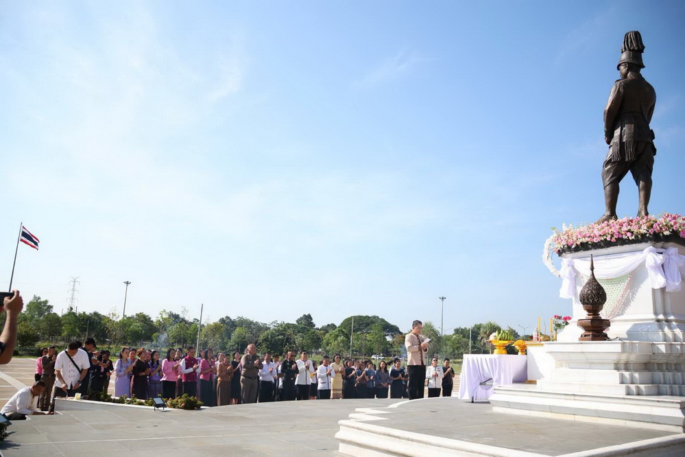 ผู้ว่าฯกาฬสินธุ์ นำส่วนราชการสักการะพระบรมราชานุสาวรีย์ ร.5 เตรียมก่อสร้างซุ้มถวายดอกไม้จันทน์ รองรับงานพระราชพิธี 16&ndash;17 ธันวาคม 2569