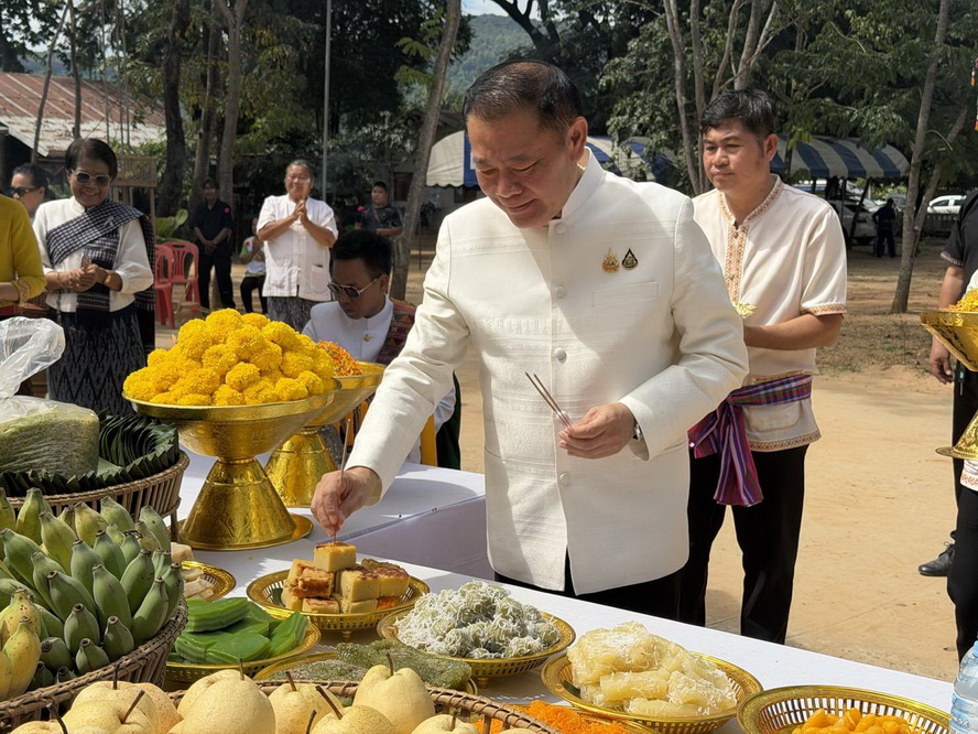 จังหวัดกาฬสินธุ์ เปิดงานประเพณีบุญออกพรรษา สักการะหลวงพ่อองค์ดำ ประจำปี 2569 สืบสานประเพณีอันดีงามคู่ท้องถิ่น
